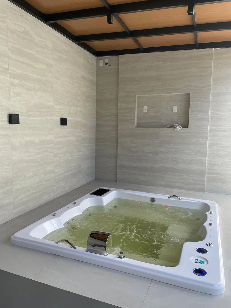 Hidro embutida — cascata e sucções